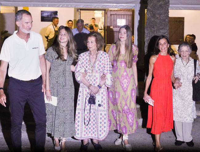 Los Reyes y sus hijas, Leonor y Sofía, acuden a cenar al Mia, en el Portitxol